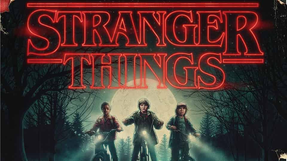 5. استرنجر تینگز (Stranger Things) – ادای دلبستگی به دهه ۸۰ ژانر: علمی-تخیلی، ترسناک، داستان بلوغ امتیاز مخاطبان: IMDb: 8.7/10 | روتن تومیتوز: 92% این سریال نتفلیکس با ترکیب نوستالژی دهه ۸۰، موضوعات فراطبیعی و دوستی گروهی کودکان، به یک حس مشترک برای بینندگان در سراسر جهان تبدیل شد. «استرنجر تینگز» به دلیل شخصیت‌های جذاب و باورپذیر (به خصوص داستان الیور و مایک)، موزیک متن عالی و تعلیق پرکشش از نگاه مخاطبان، یکی از بهترین سریال‌های دهه اخیر است.